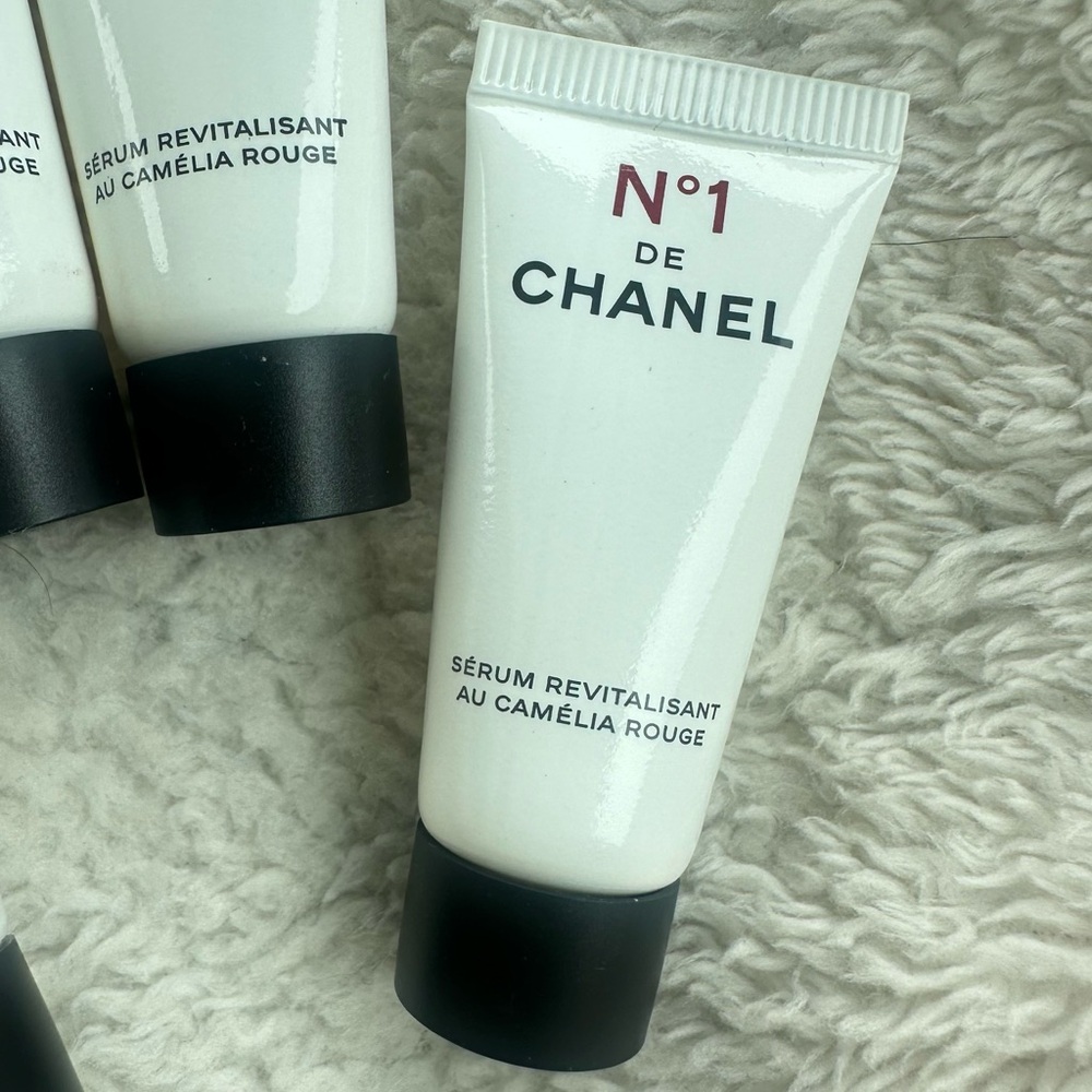 No 1 Chanel Serum Revitalisant au Camelia Rouge